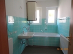 Bad Ansicht 1 - !!Auf Zeit!! 3 Zimmer EG-Wohnung mit Einbauküche, Gartennutzung in Aalen zu vermieten