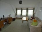 Renovierungsbedürftiges Einfamilienhaus im Wohngebiet "Weiherlache" - Zimmer DG
