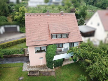 Renovierungsbedürftiges Einfamilienhaus im Wohngebiet „Weiherlache“, 91555 Feuchtwangen, Haus