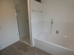 Bad Ansicht 3 - Großzügig & exklusiv: 3,5-Zimmer Wohnung mit Balkon ( teilmöbliert ) – ab sofort frei