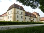Denkmalgeschütztes Wohnhaus als Teil der historischen Schlossanlage in 91743 Unterschwaningen - Aussenansicht 1